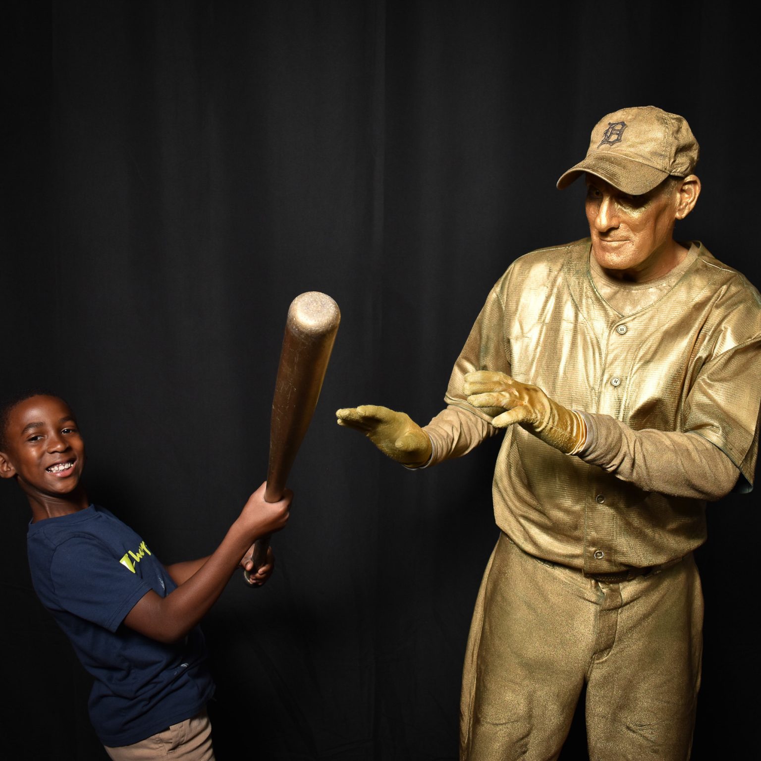 tampa-bay-sports-expo-golden-statue